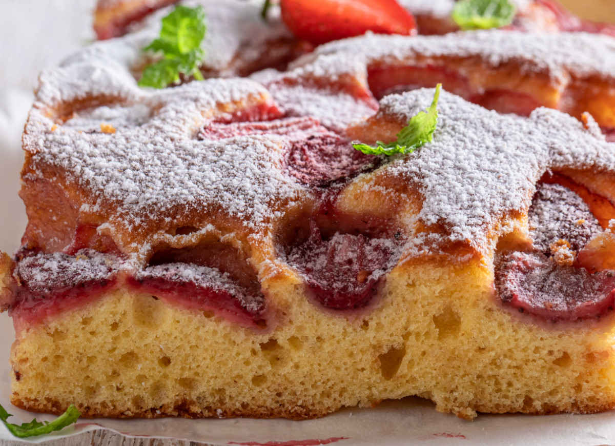 Puszyste ciasto z truskawkami