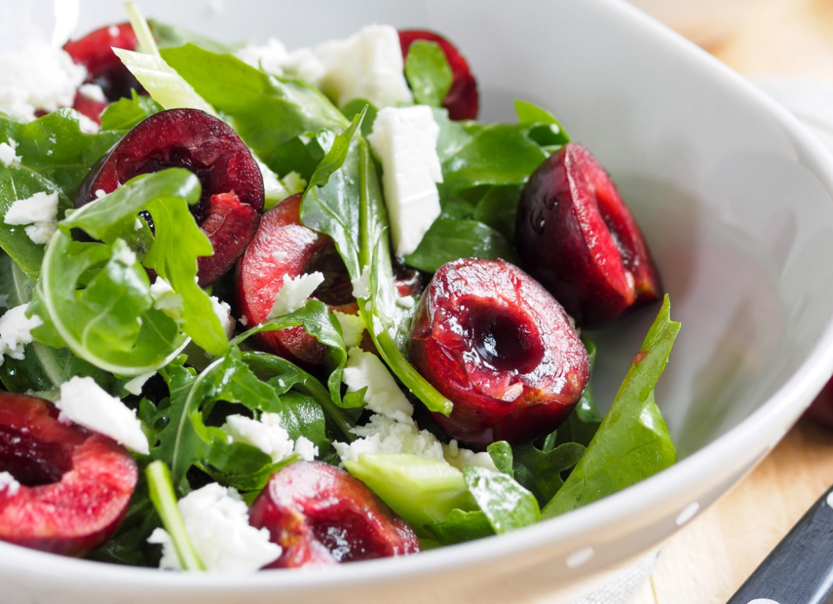 sałatka z bobem i czereśniami