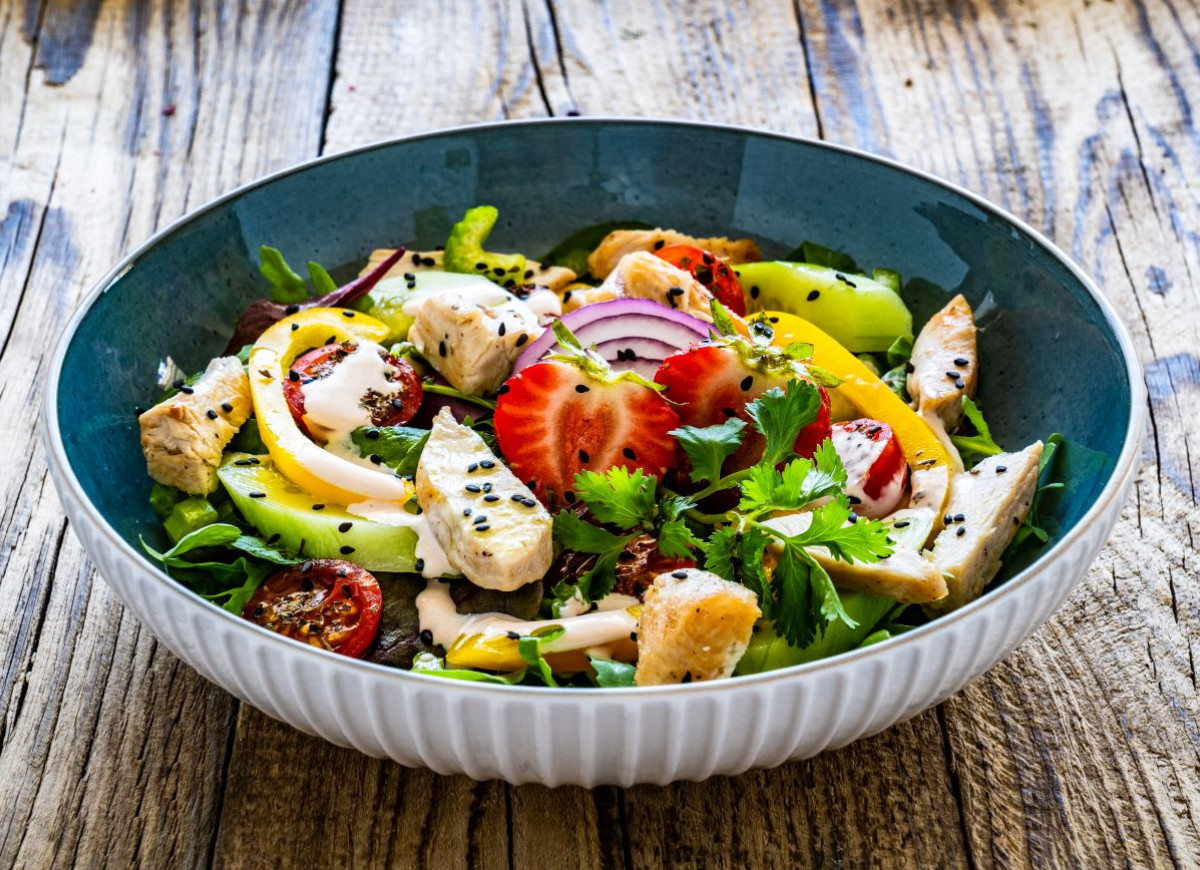 sałatka z truskawkami i kurczakiem