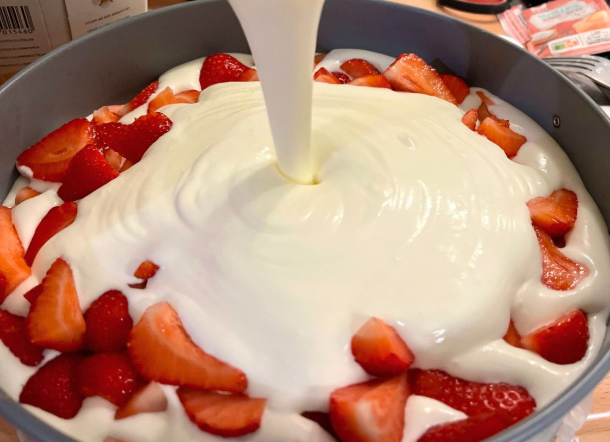 sernik na zimno truskawkowy na jogurtach