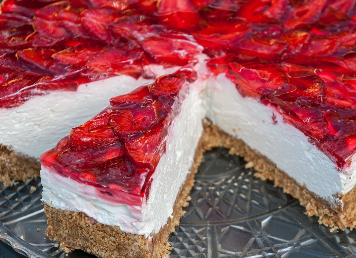 sernik na zimno z truskawkami