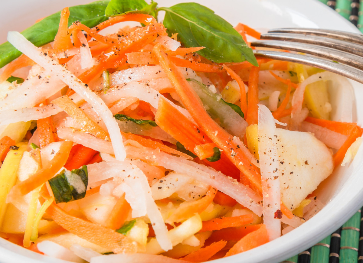 Surówka z białej rzodkwi