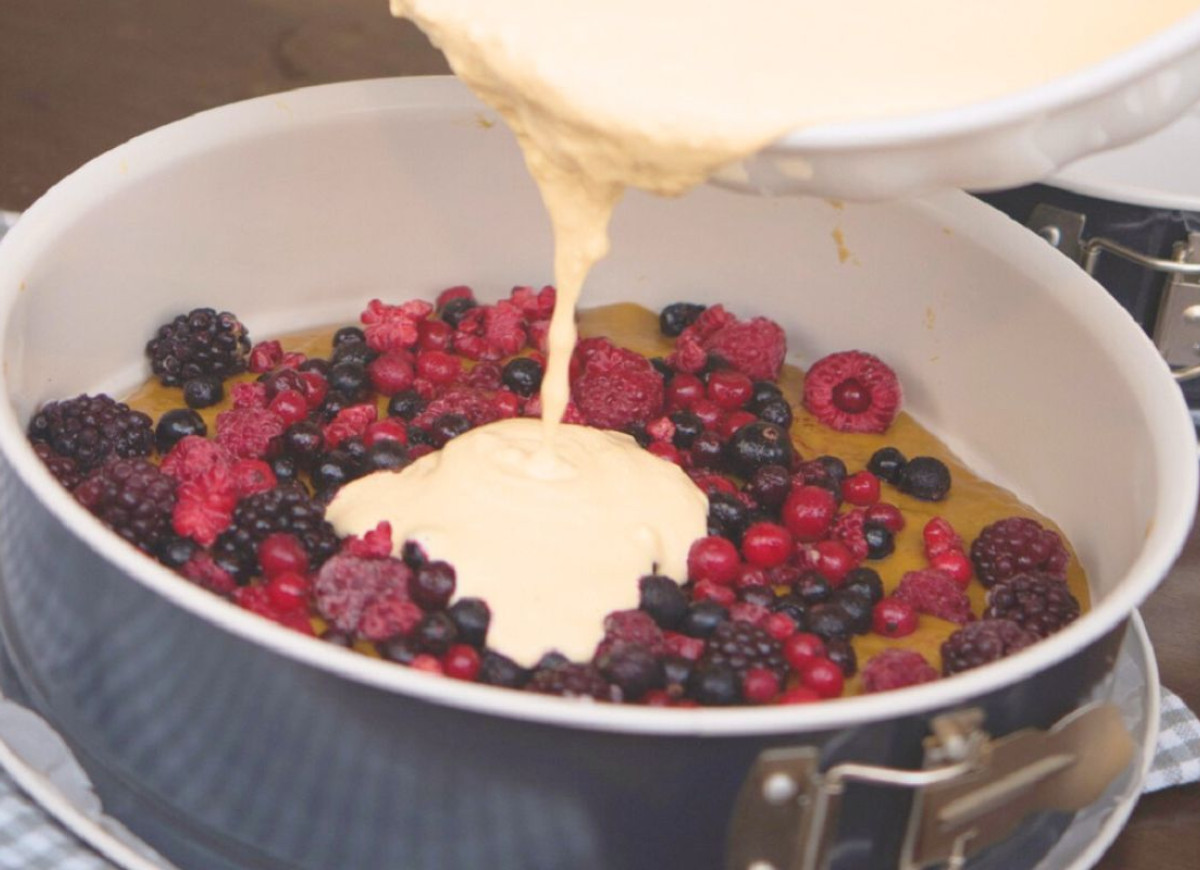 zalewanie owoców ciastem