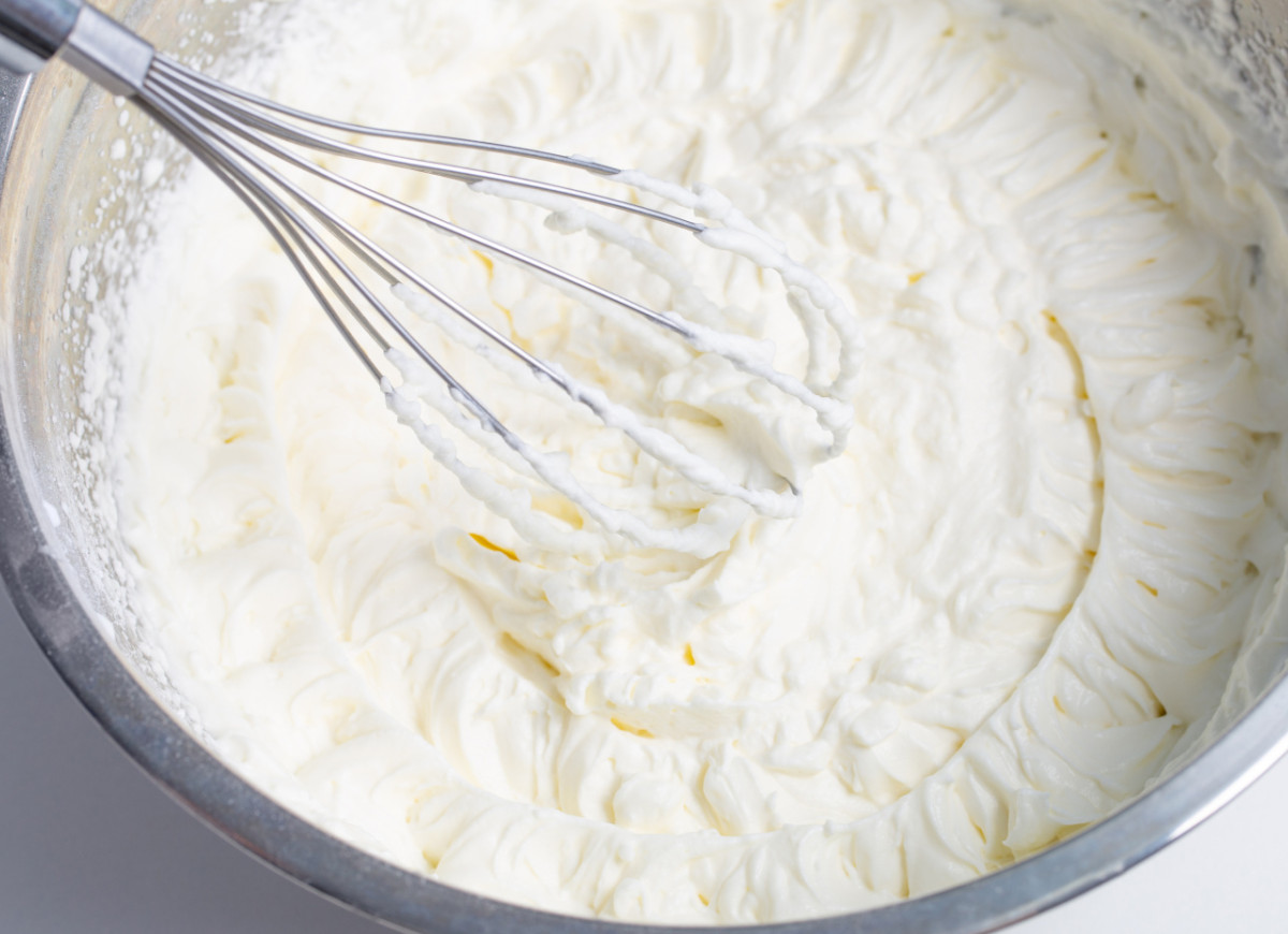 Bita śmietana z białą czekoladą