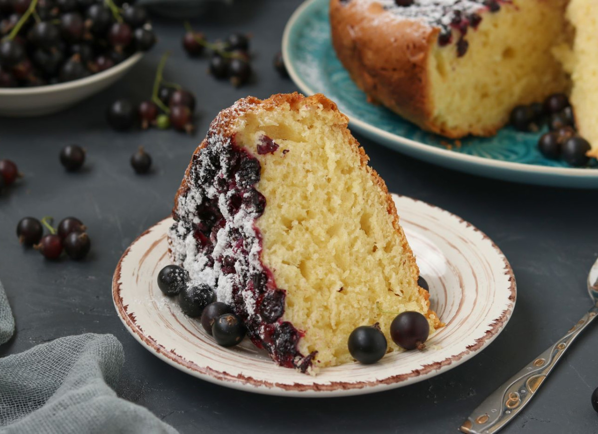 ciasto z czarnymi porzeczkami