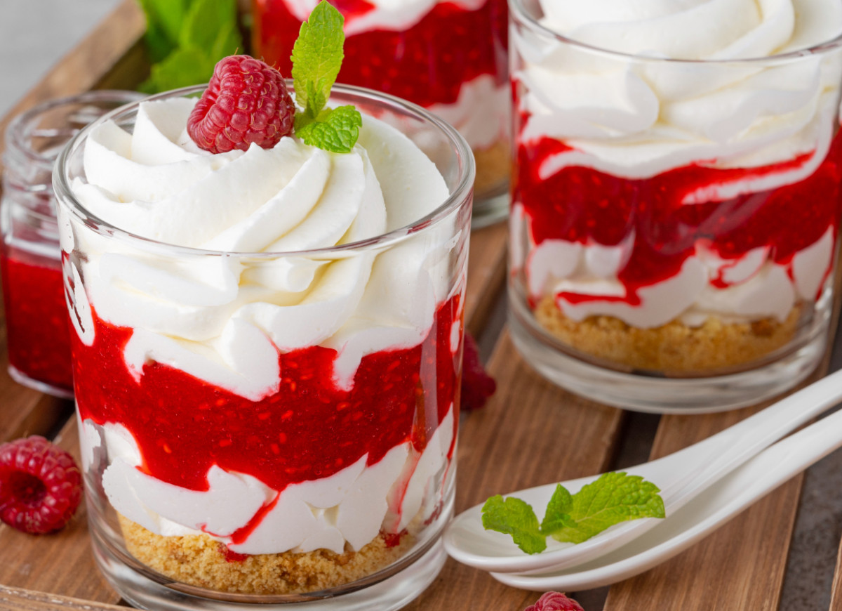 Deser z malinami i bitą śmietaną