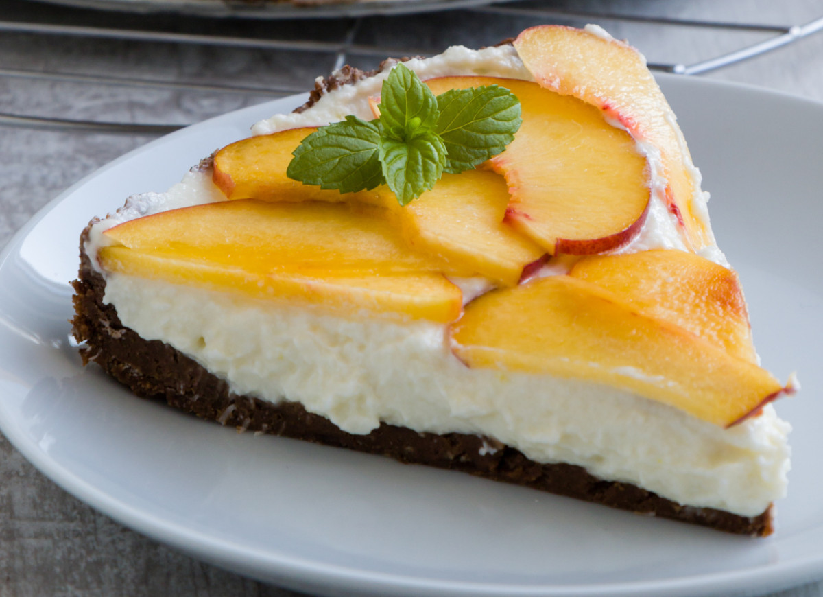 Sernik z brzoskwiniami