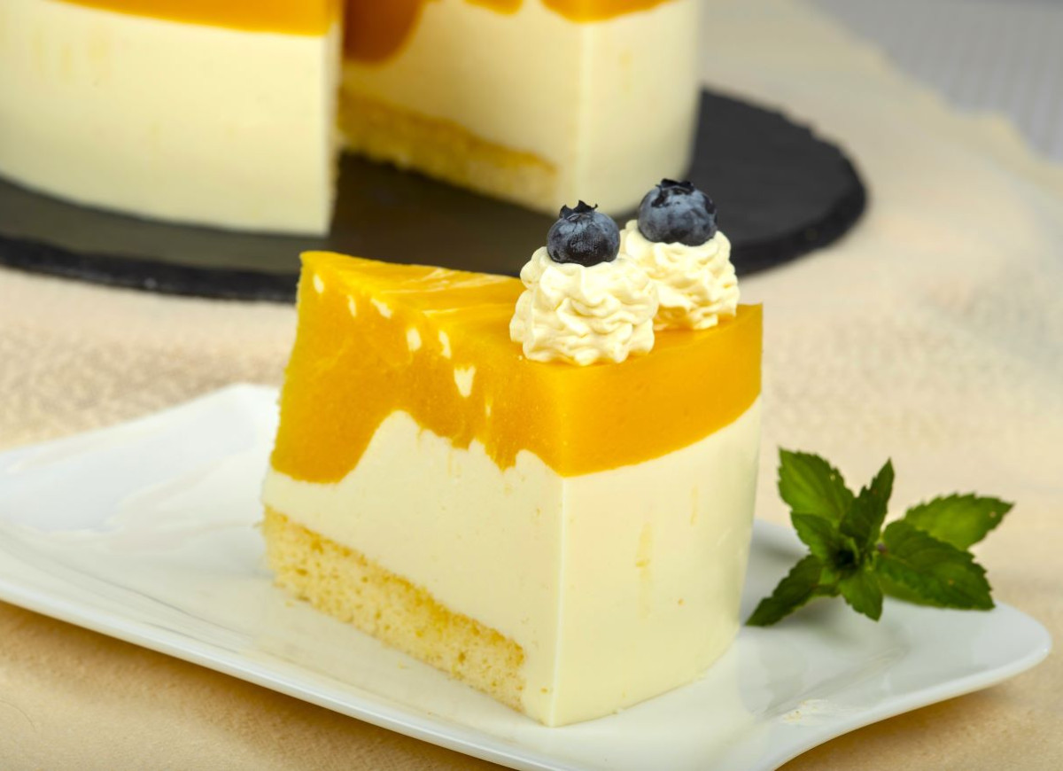 sernik z musem brzoskwiniowym