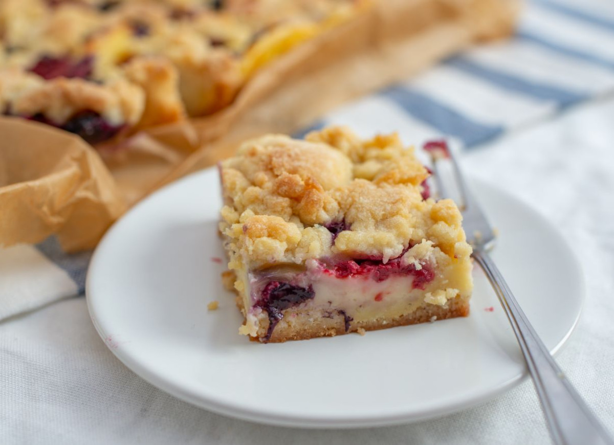 ciasto z budyniem i śliwkami