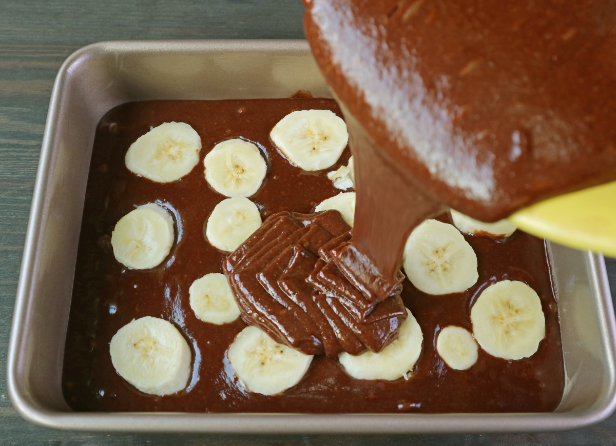 zalewanie bananów czekoladową masą