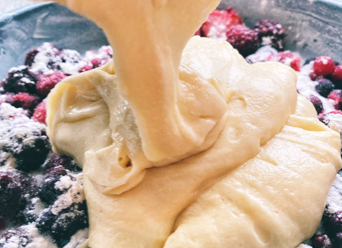 Zalewanie jeżyn ciastem