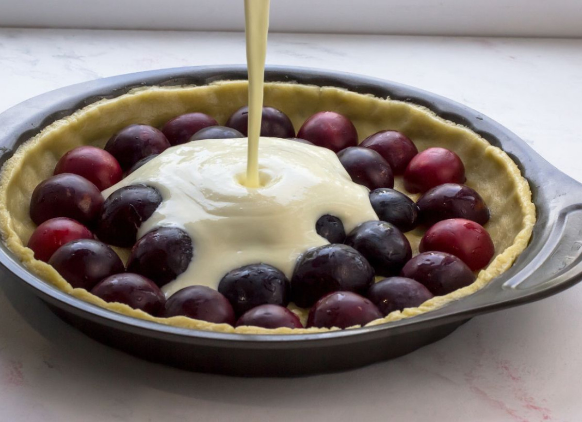 ciasto z zalewanymi śliwkami