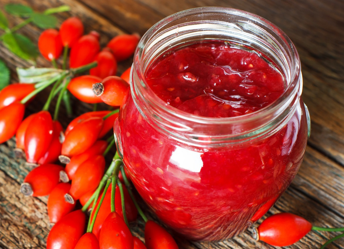 konfitura z owoców dzikiej róży