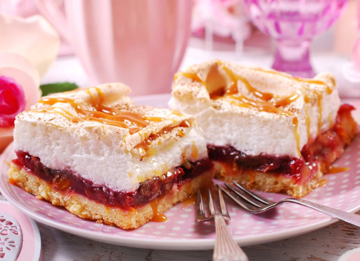 kruche ciasto ze śliwkami i budyniową pianką