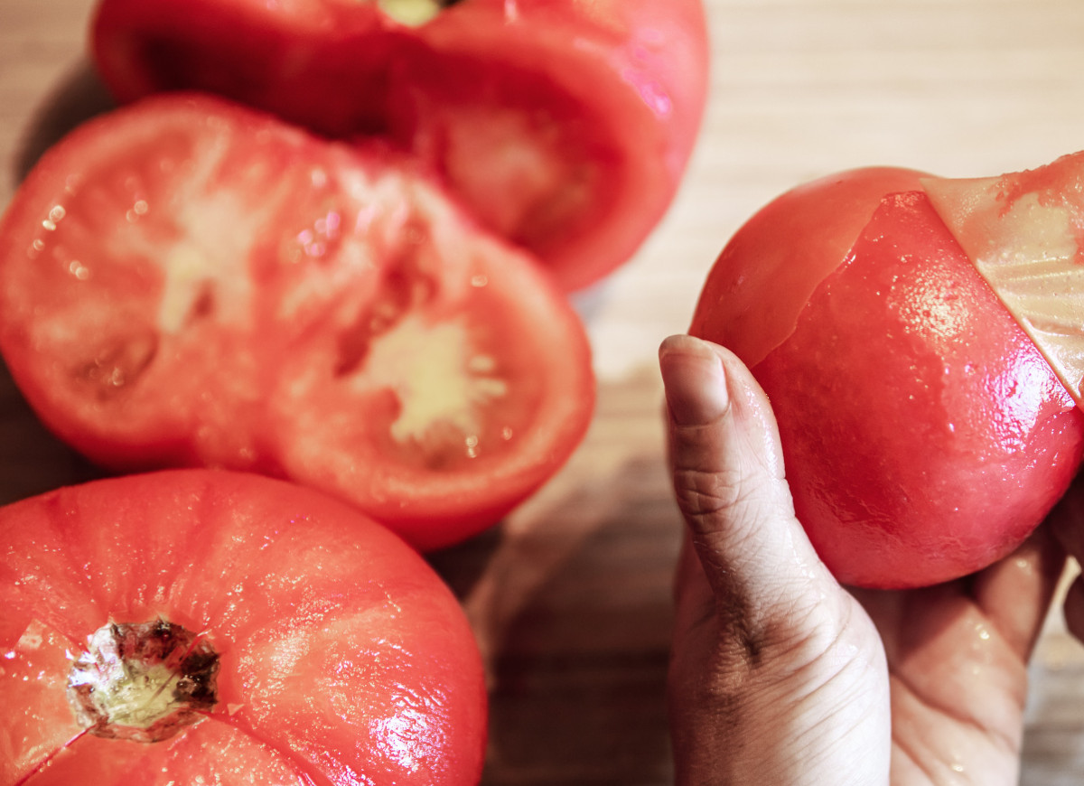 Obieranie pomidorów ze skórki