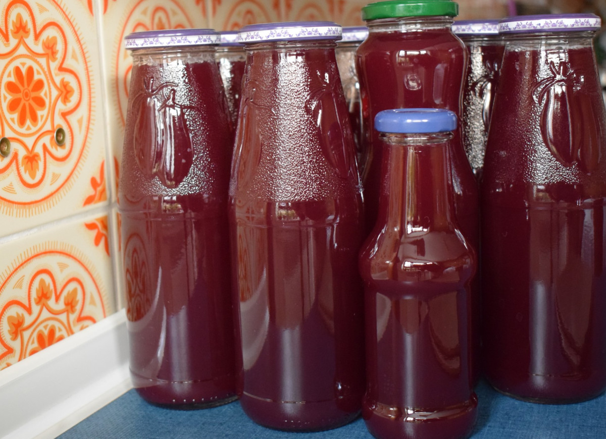 sok z aronii z liśćmi wiśni