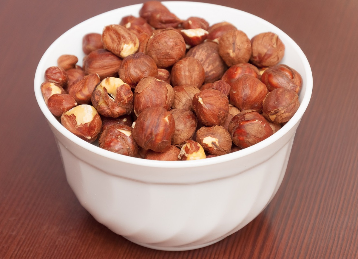 jak obierać orzechy laskowe