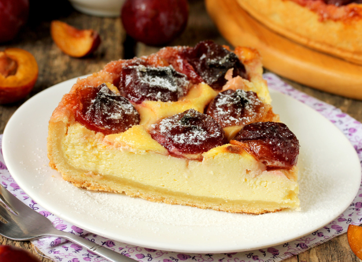 sernik budyniowy ze śliwkami