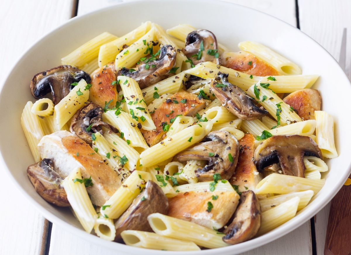 makaron z kurczakiem i pieczarkami