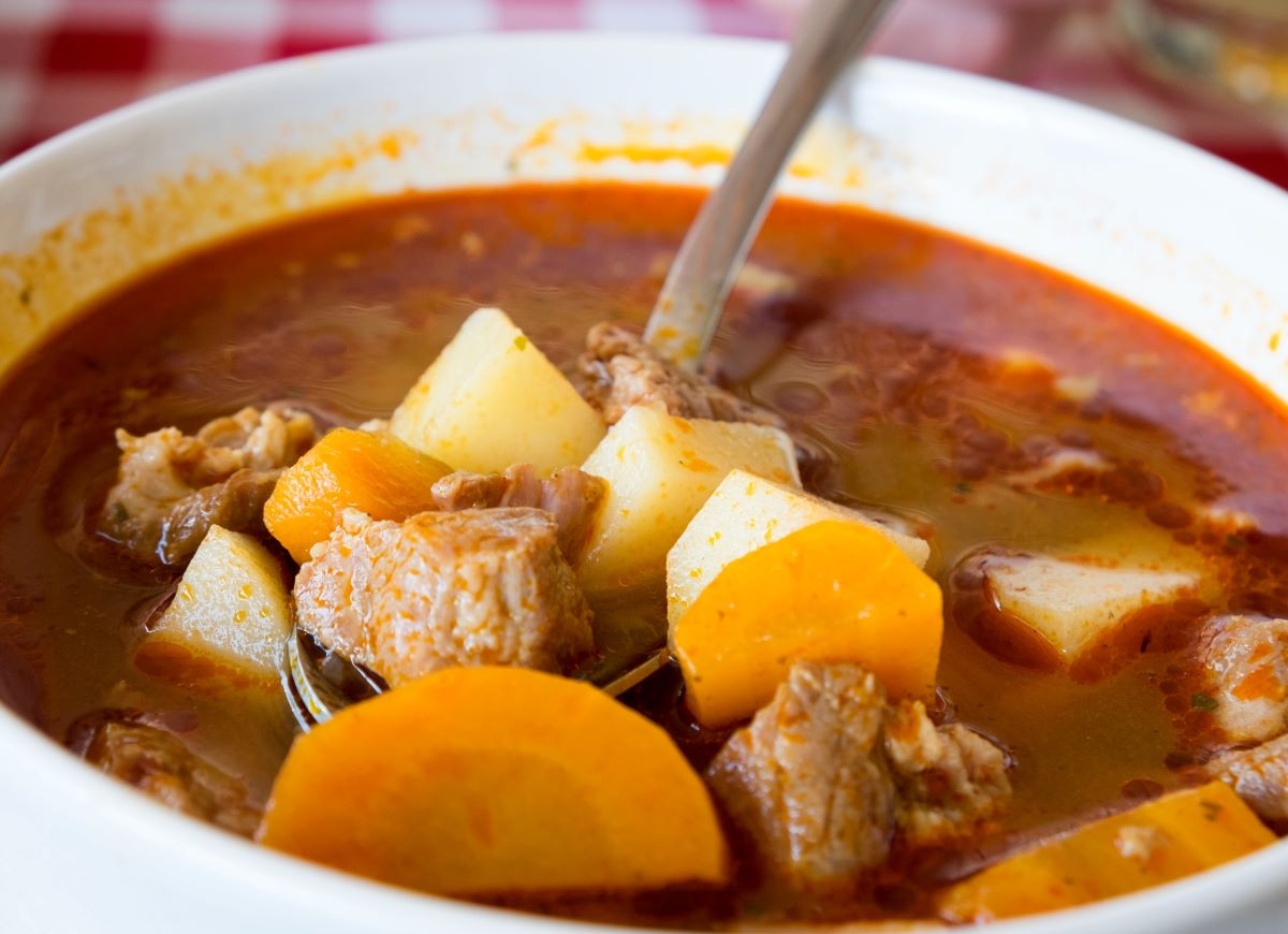 zupa gulaszowa na Wszystkich Świętych
