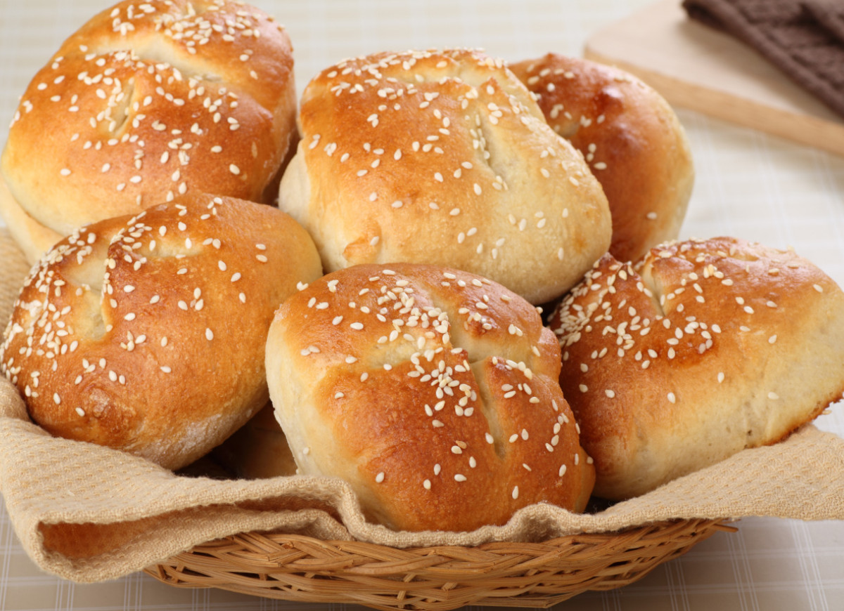 domowe bułeczki z sezamem