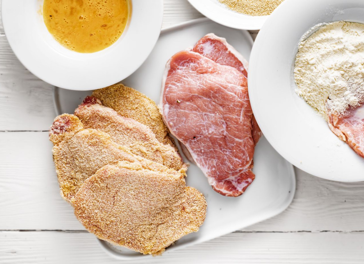 panierowanie schabowych na 4 ręce