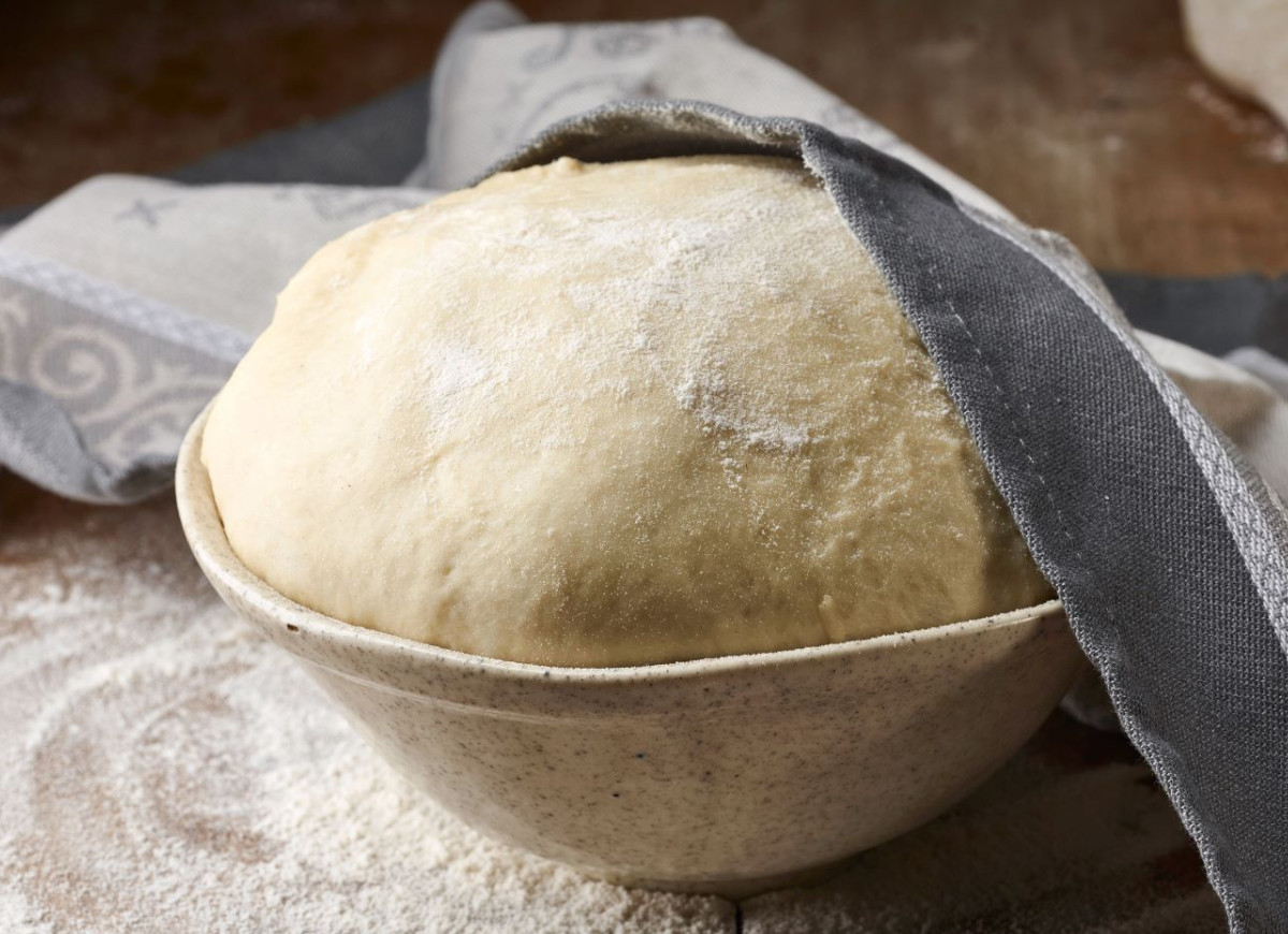 ciasto drożdżowe z ubitymi żółtkami