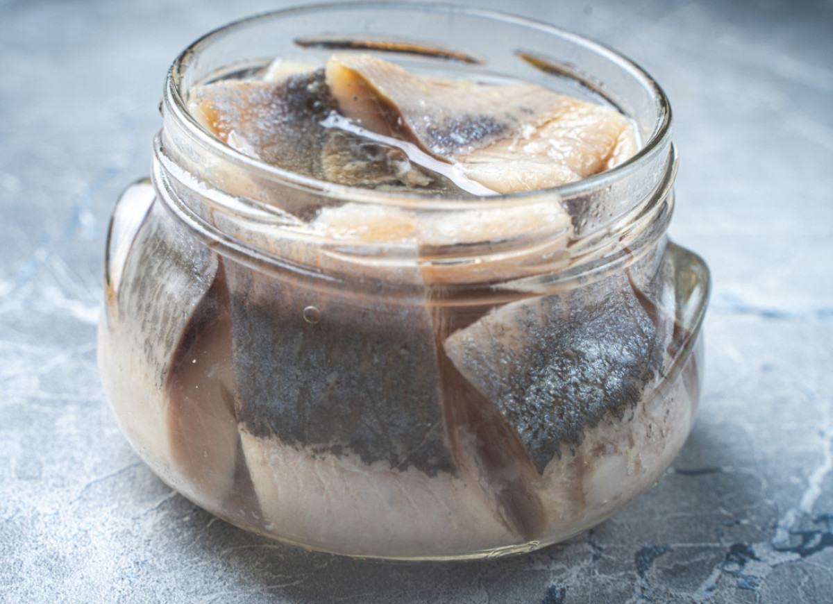 moczenie śledzi w gazowanej wodzie z cytryną