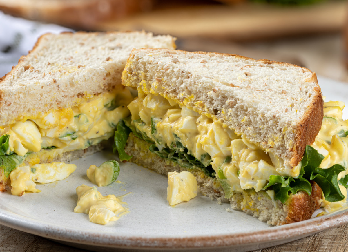 sałatka jajeczno-porowa w kanapce