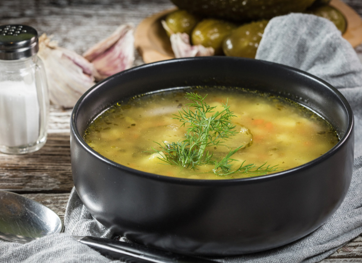 sok z kiszonych ogórków do ogórkowej