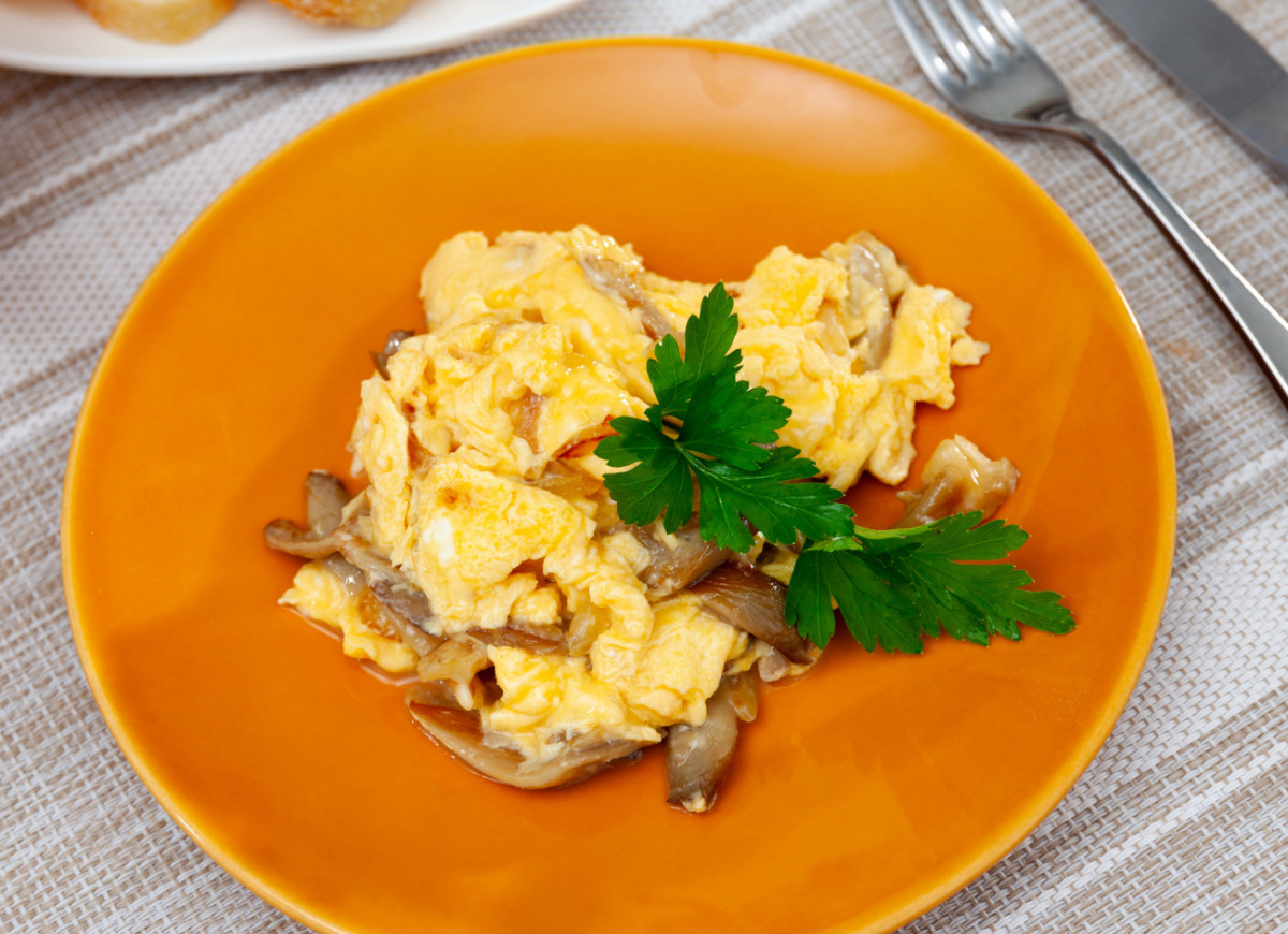 jajecznica z boczniakami