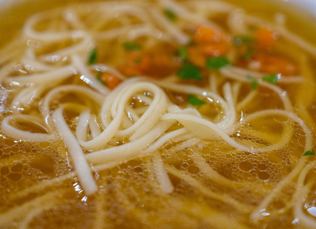 rosół ze skórkami parmezanu