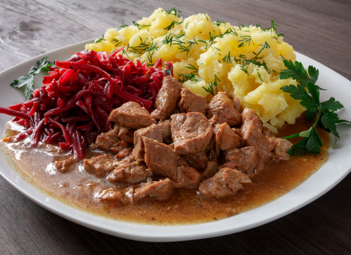 gulasz z ziemniakami i buraczkami