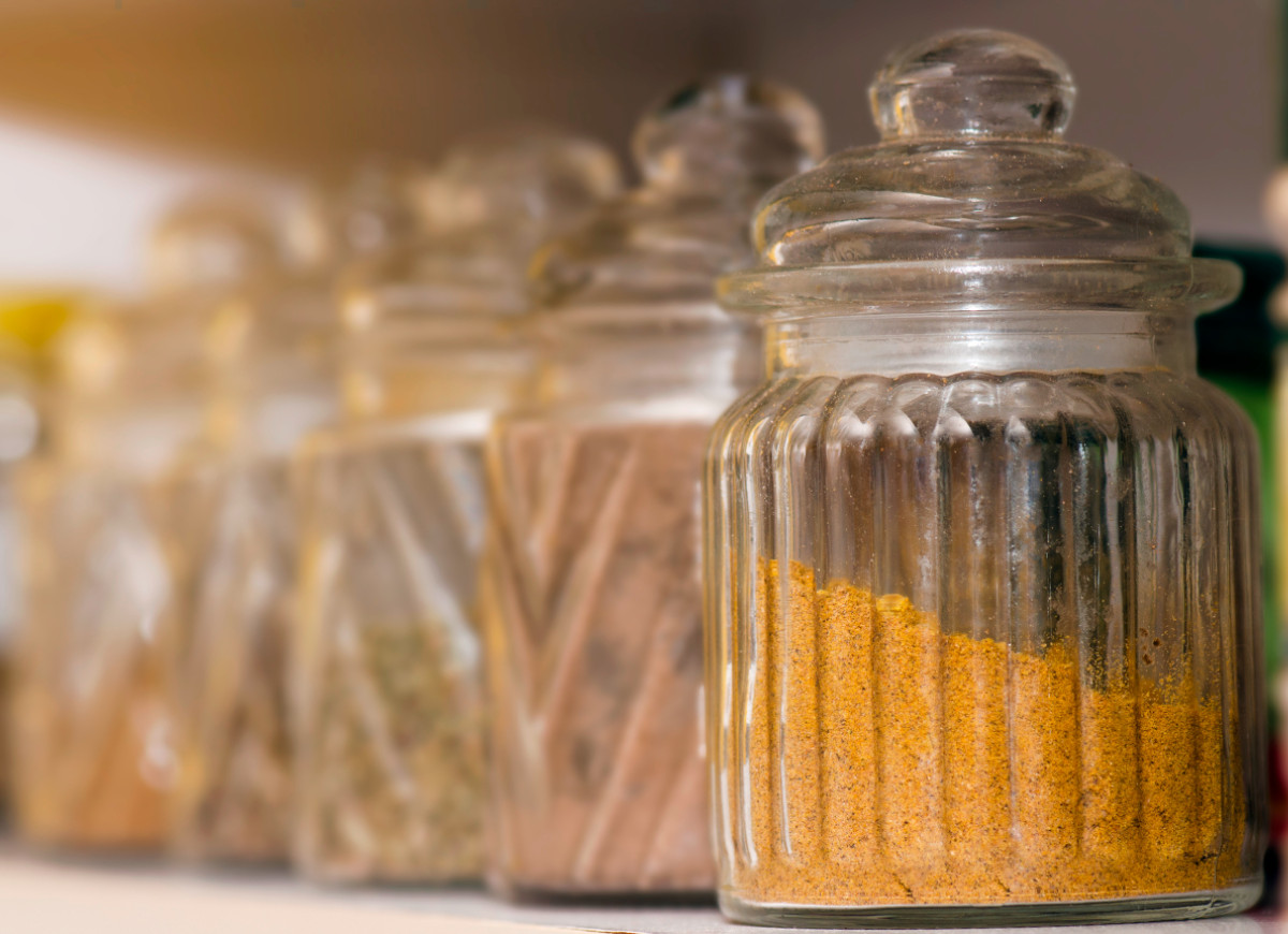 przyprawy w szklanych słoiczkach