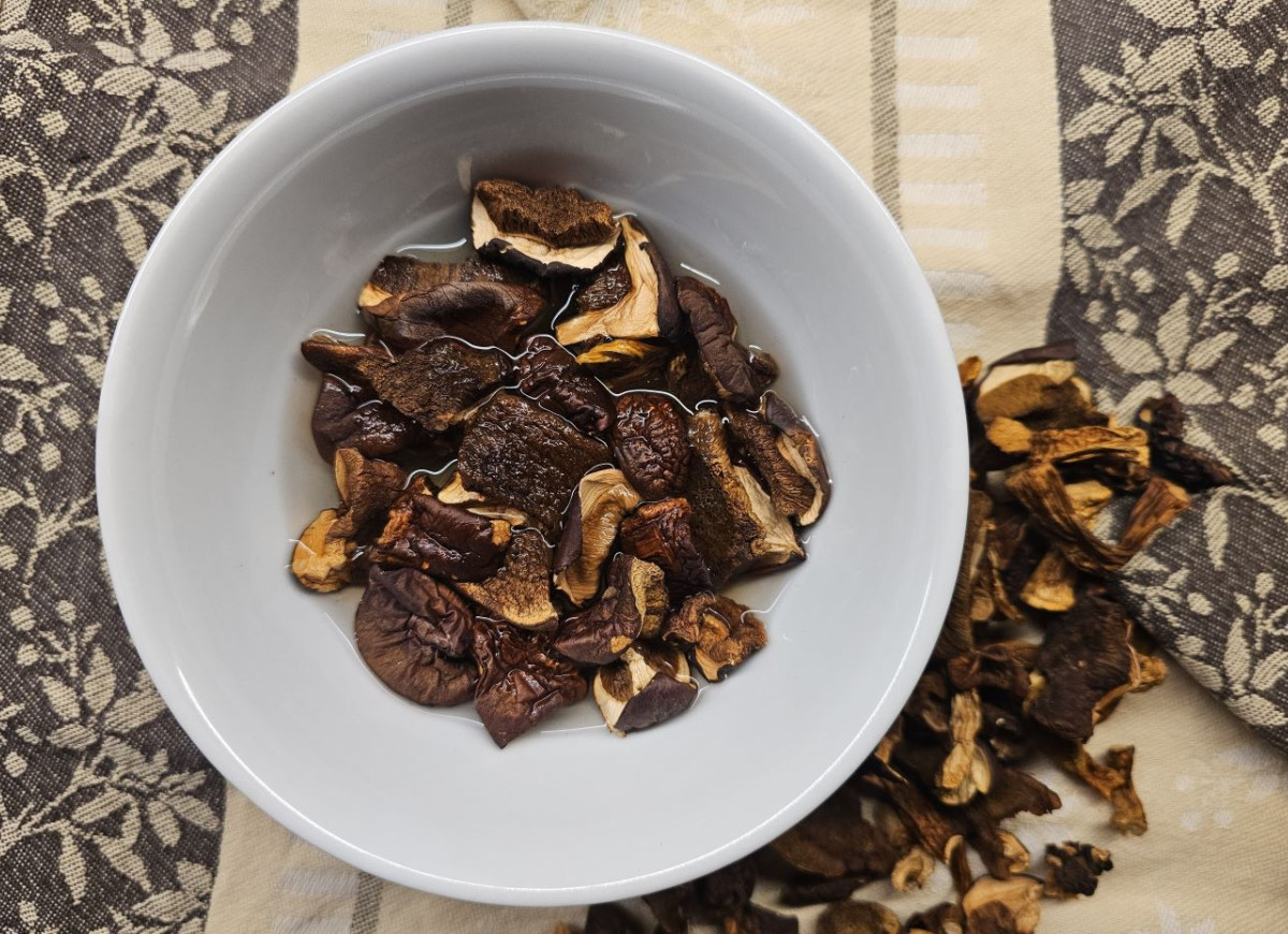 moczenie suszonych grzybów w bulionie