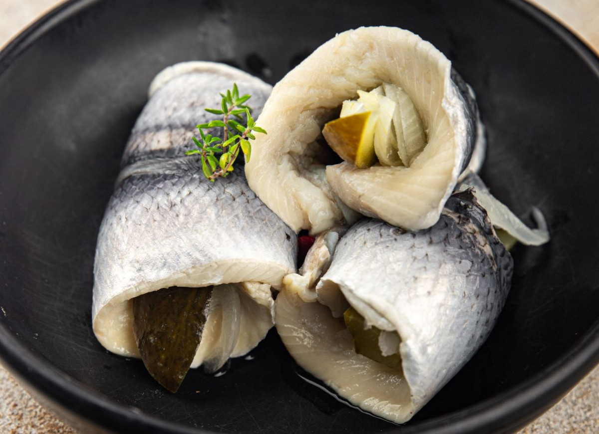 moczenie śledzi w wodzie z octem