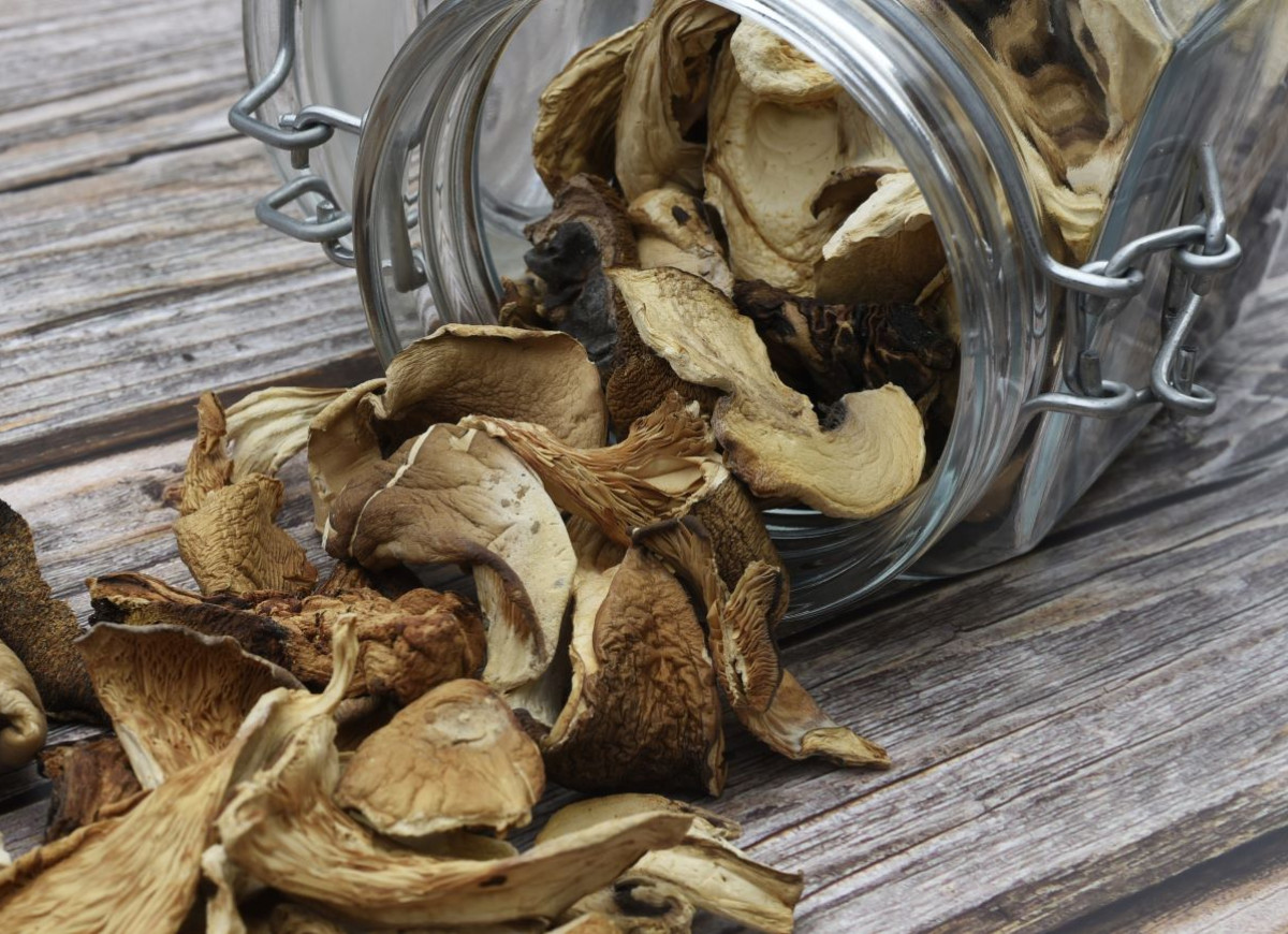 moczenie suszonych grzybów z cebulą