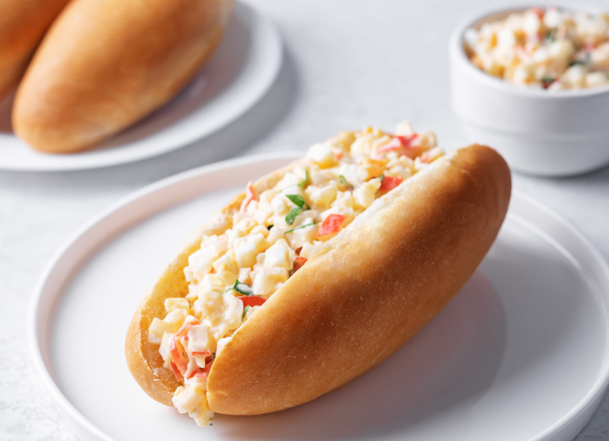 bułka faszerowana sałatką