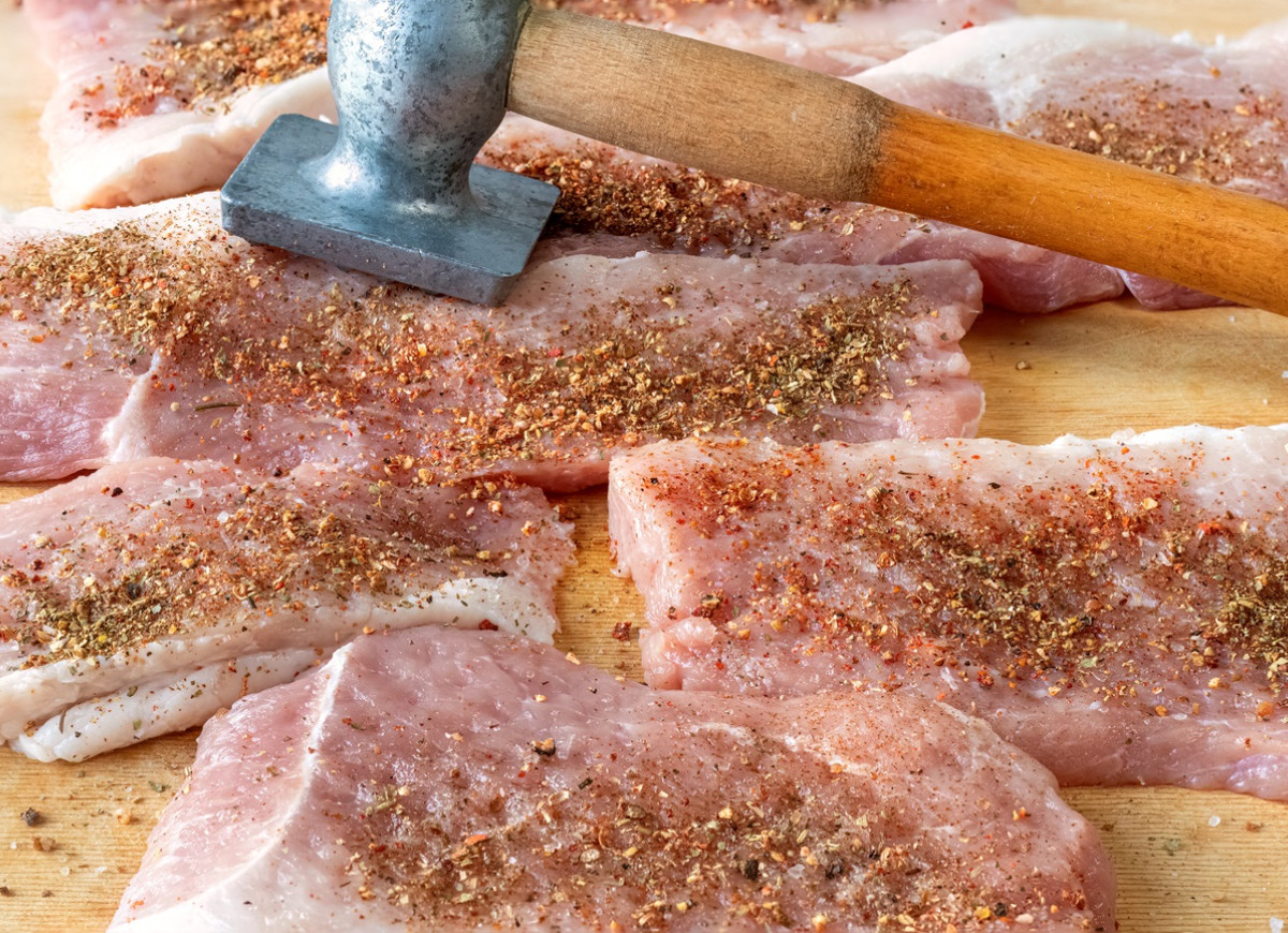 rozbijanie kotletów schabowych