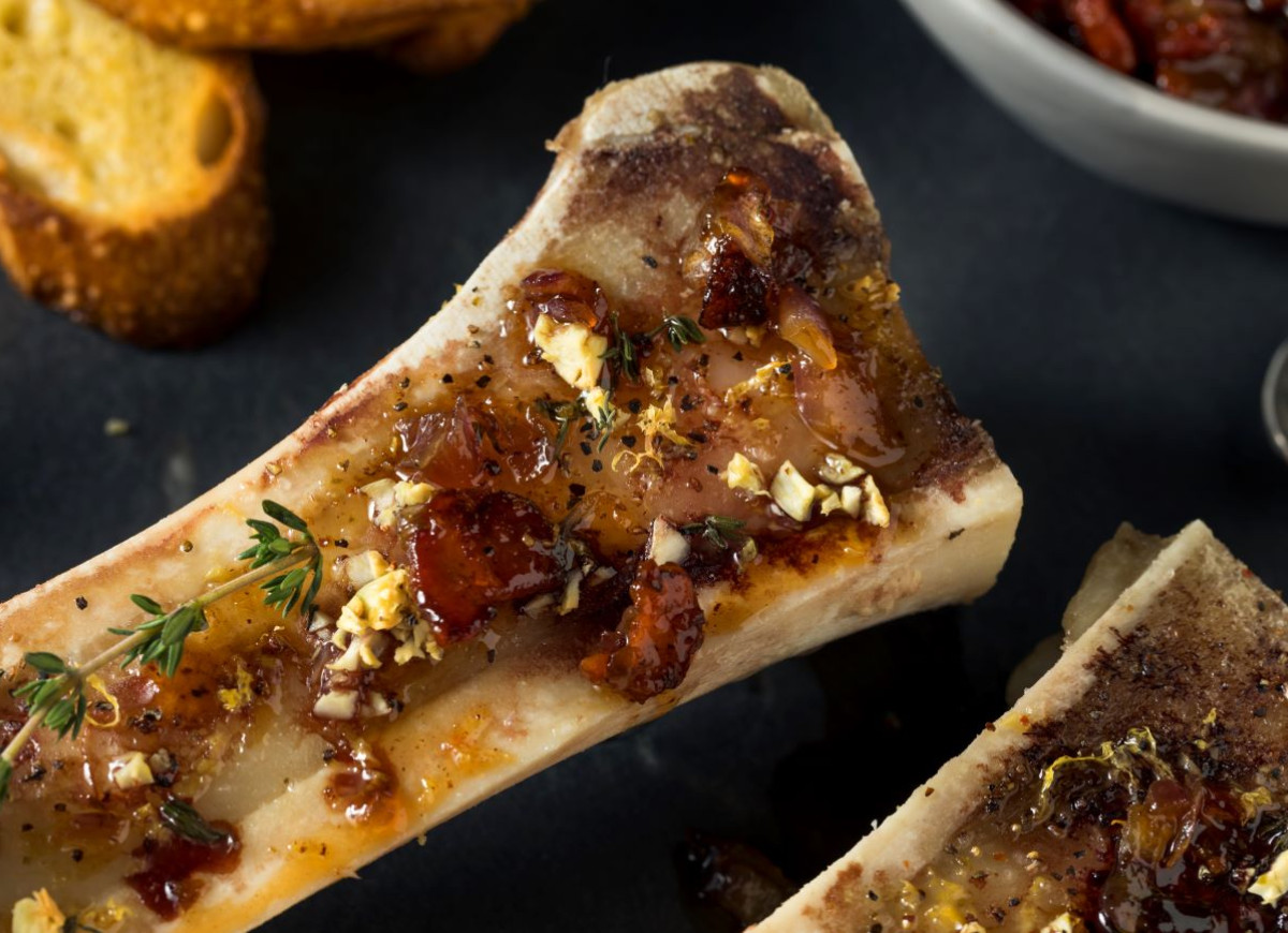 „Masło bogów” wszyscy jedli przed wojną i w PRL, dziś kolagenowy skarb wraca do łask. Tani, a pyszny