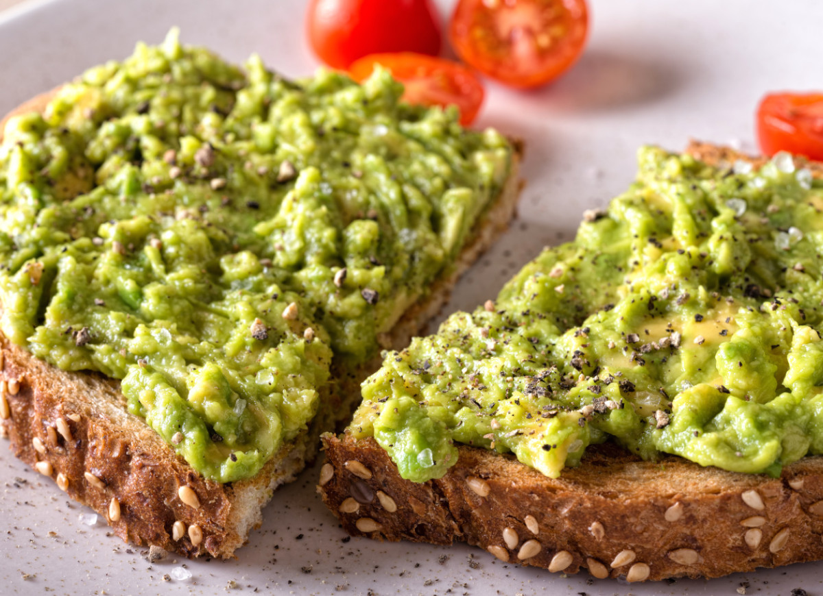 pasta z awokado i jajek na kanapki