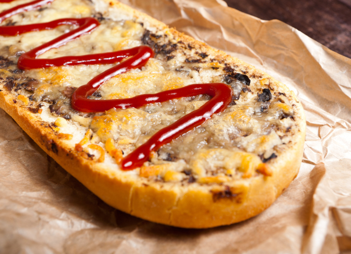 zapiekanka z pieczarkami i szynką