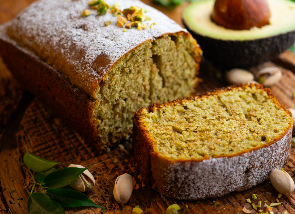 ciasto z awokado i pistacjami