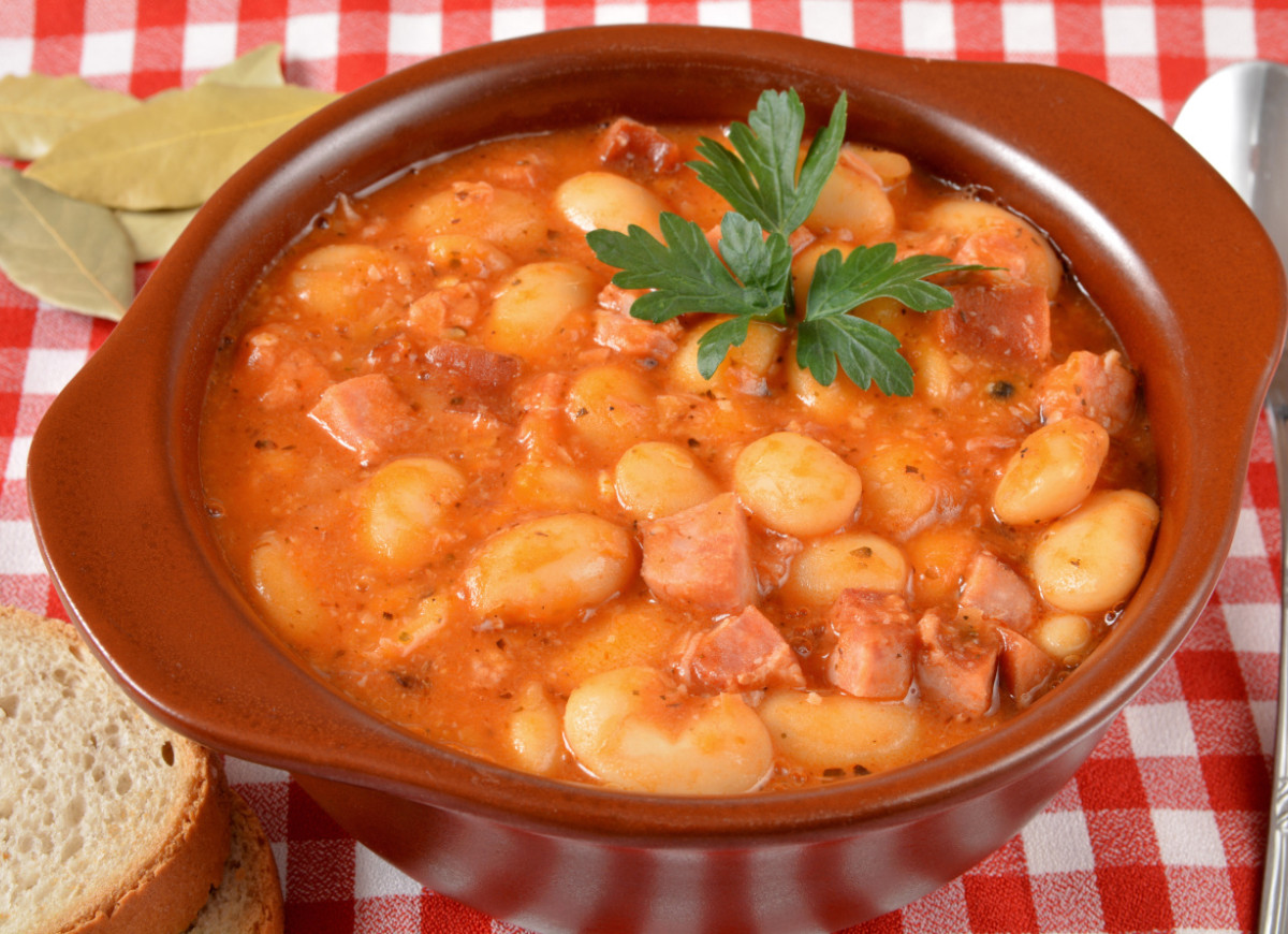 fasolka po bretońsku z chorizo