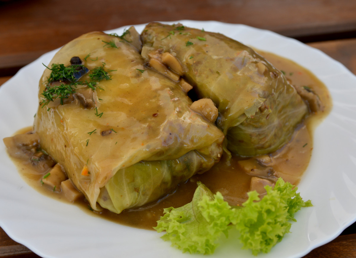 gołąbki z kaszą jaglaną i sosem grzybowym