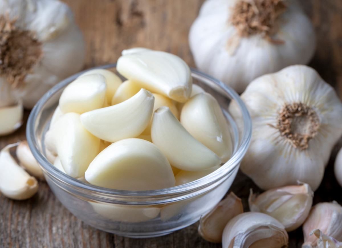 obieranie czosnku