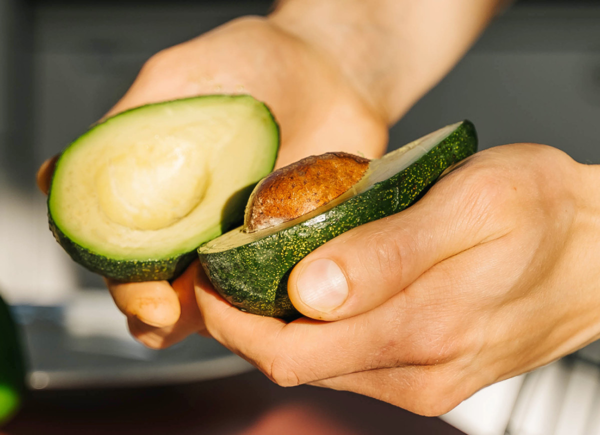 trik z mikrofalówką na zmiękczanie awokado