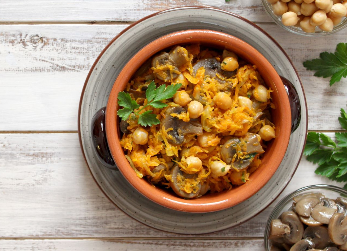 zasmażana kapusta z ciecierzycą i pieczarkami