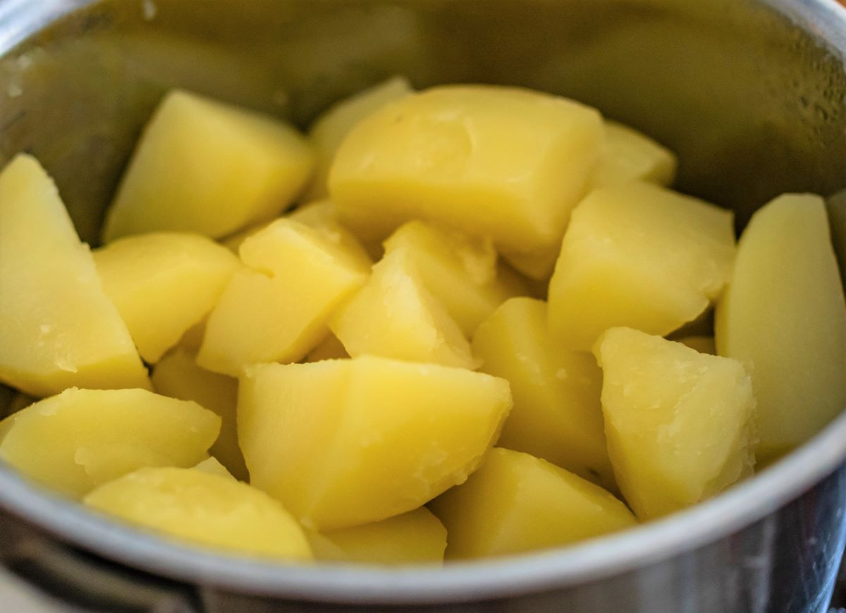 gotowanie ziemniaków z cebulą