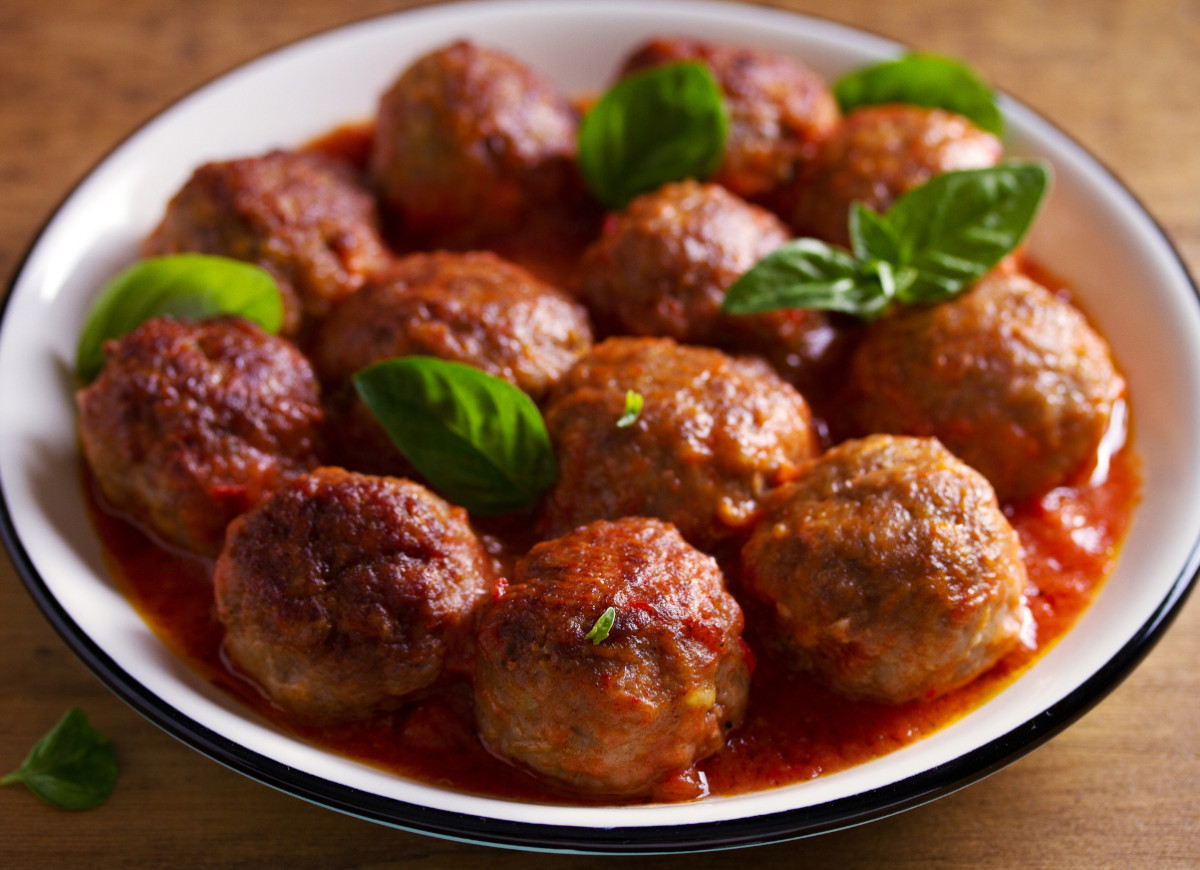 pieczone pulpety mięsne w ciemnym sosie